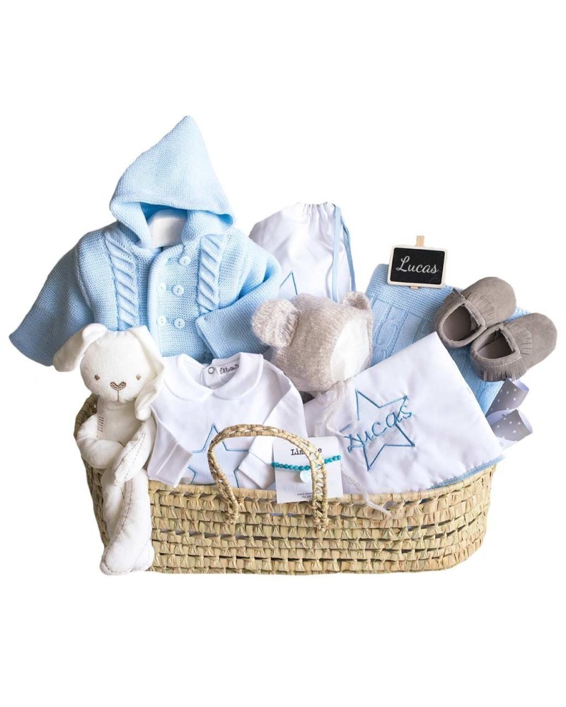 Canastilla regalo bebé personalizado para niño presentado en moisés.