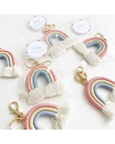 6 pulseras de perlas para invitados con medalla grabada
