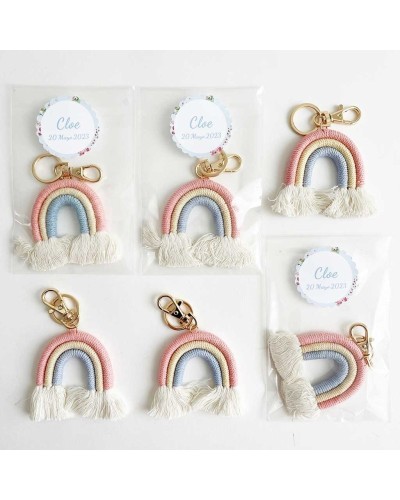 6 pulseras de perlas para invitados con medalla grabada
