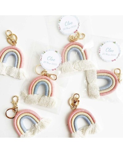 6 pulseras de perlas para invitados con medalla grabada