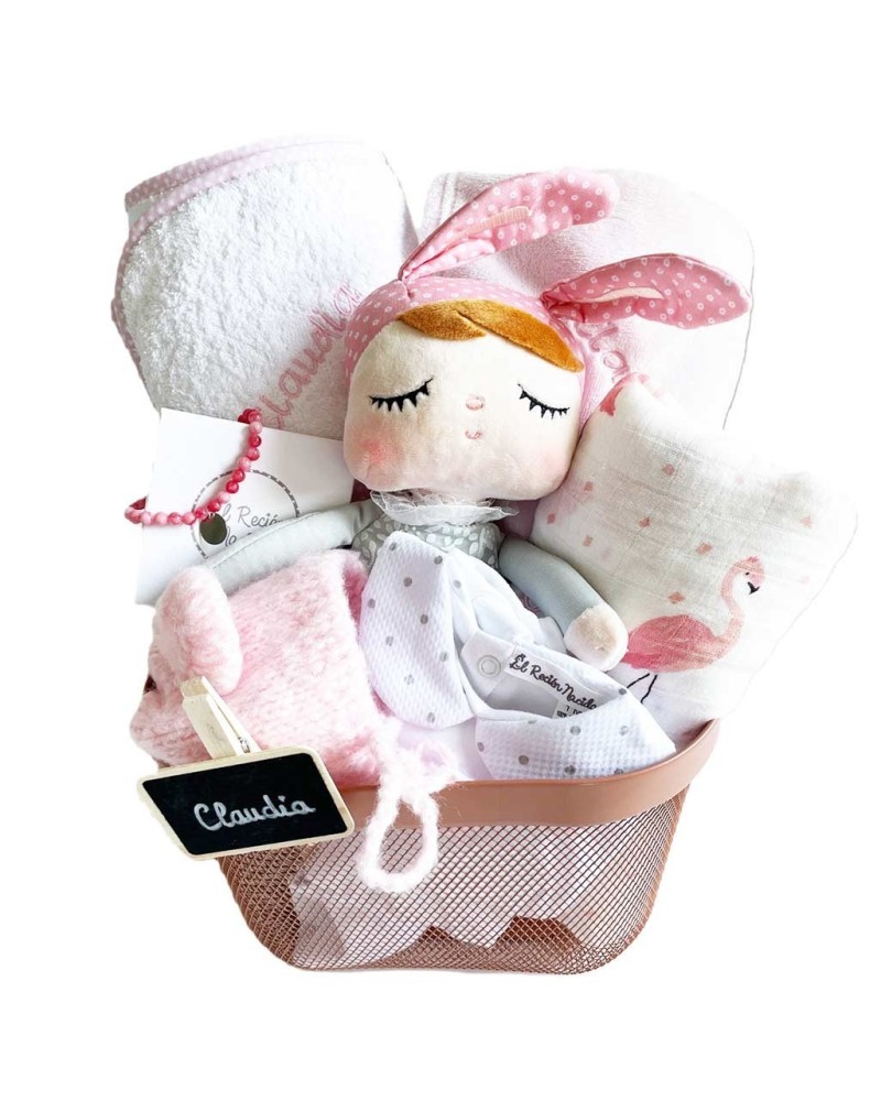 Canastilla bebe personalizable para niña con muñeca.