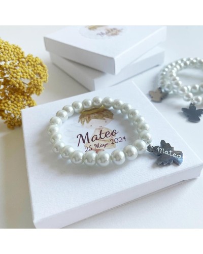 6 pulseras de perlas para invitados con medalla grabada