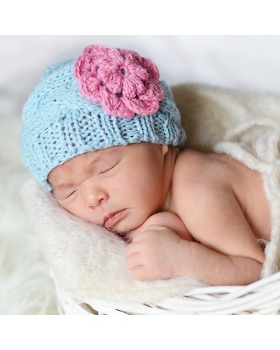 Gorro para recién nacido hecho a mano con flor