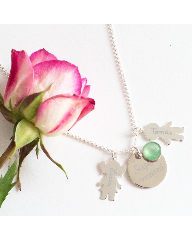 Collar de plata con siluetas grabadas para mamás