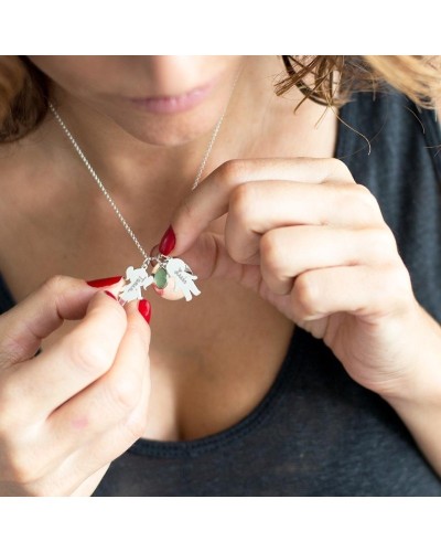 Collar de plata con siluetas grabadas para mamás