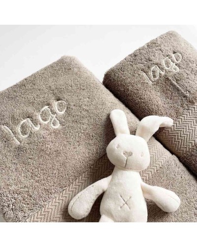 Toallas bordadas con el nombre. Set de 2 toallas con nombre en gris