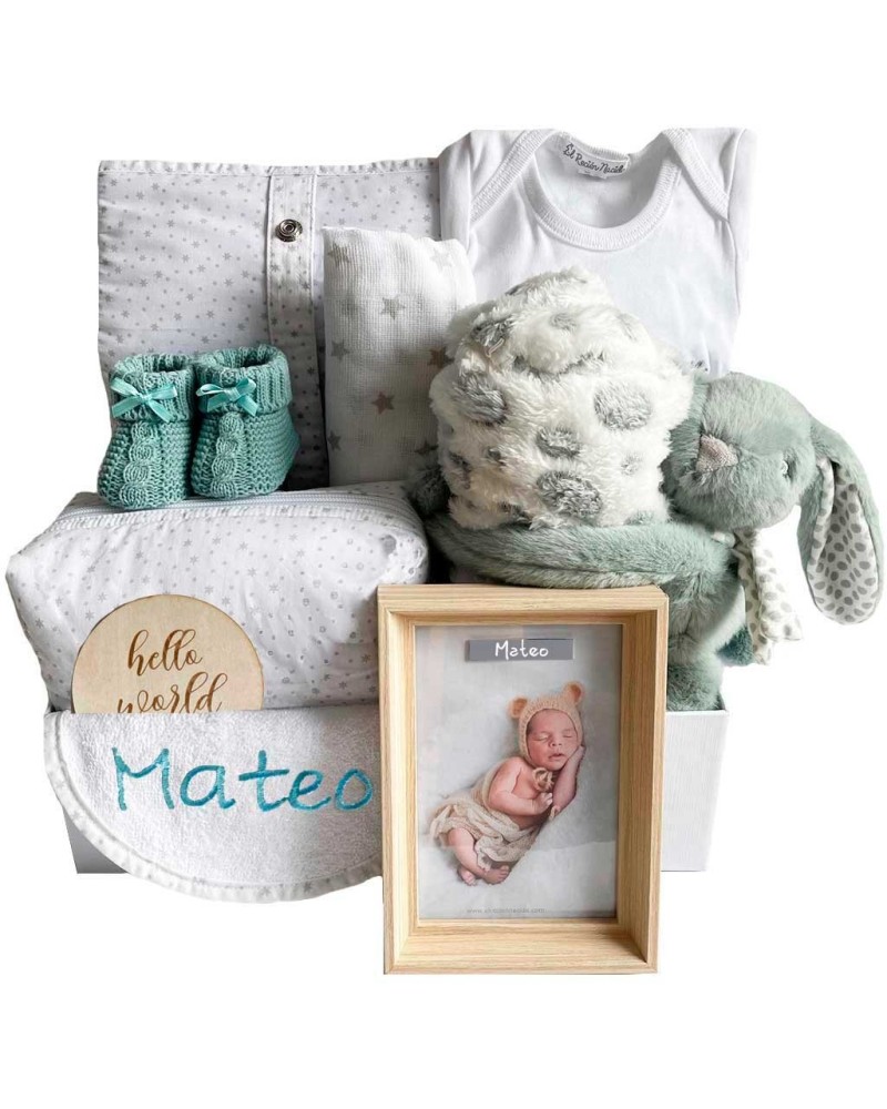 Canastilla bebe en colores neutros.