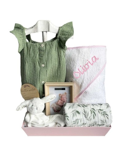 Canastilla bebé con ropa y accesorios