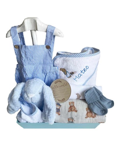 Canastilla para bebés llena de regalos