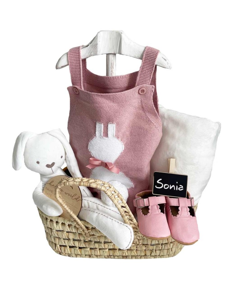 Canastilla bebe con pelele invernal en tonos rosas