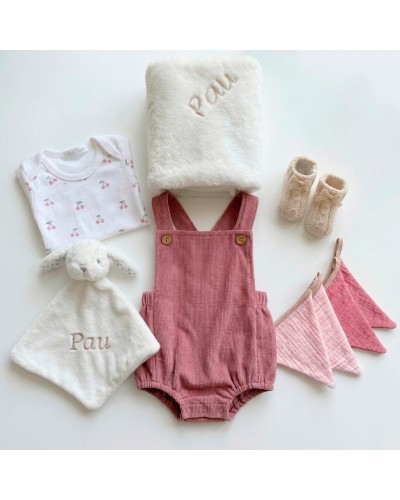 Cesta bebe con peto de pana para regalar a un bebe recién nacido