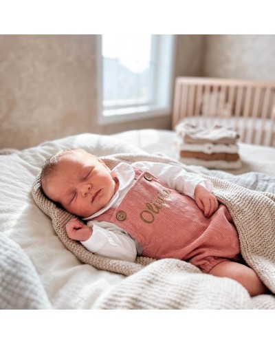 Cesta bebe con peto de pana para regalar a un bebe recién nacido